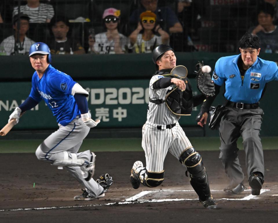６回、坂本は竹田（左）のバントを好フィールディグで三塁へ送球。併殺を奪う（撮影・飯室逸平）