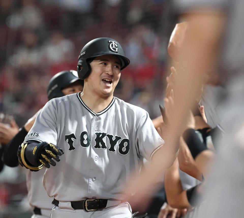 ３回、先制となる３ランを放った泉口はナインとタッチを交わす（撮影・北村雅宏）
