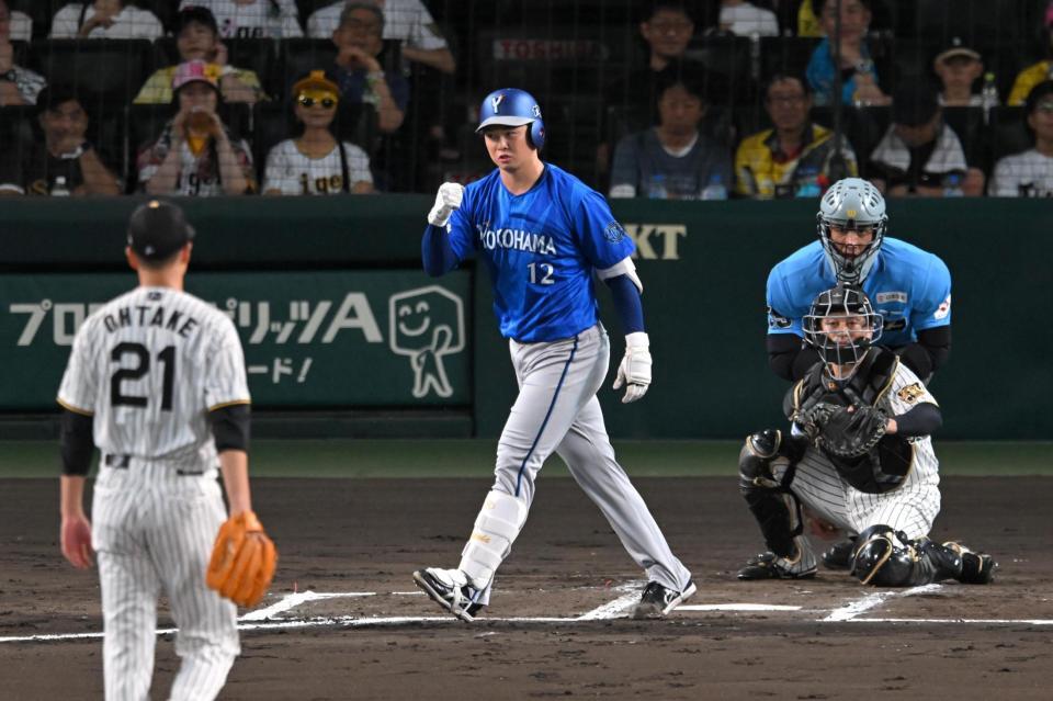 ２回、先制の押し出し四球を選び、ガッツポーズする竹田（撮影・飯室逸平）