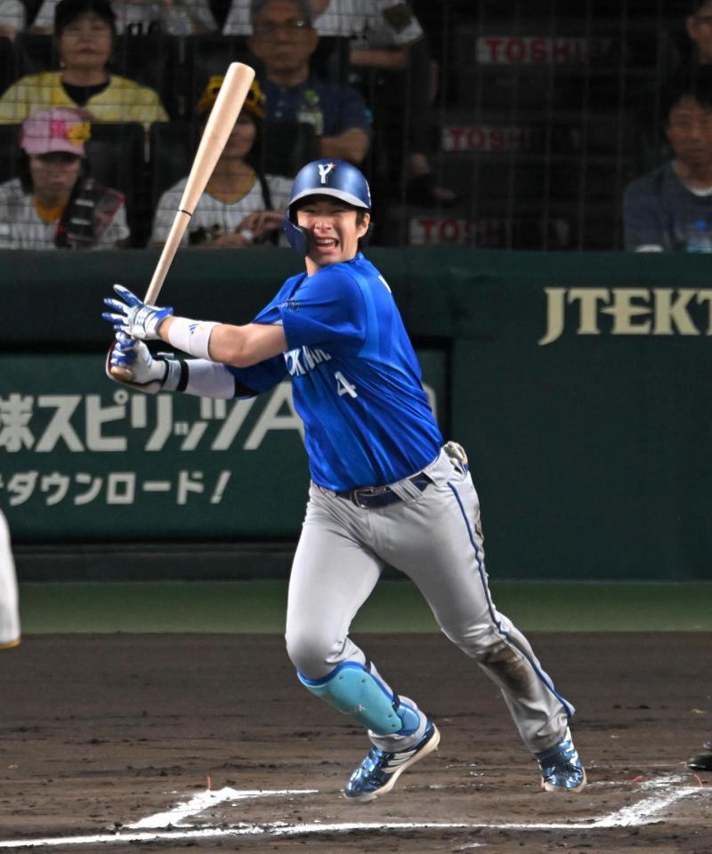 ２回、２点タイムリーを放つ度会（撮影・飯室逸平）