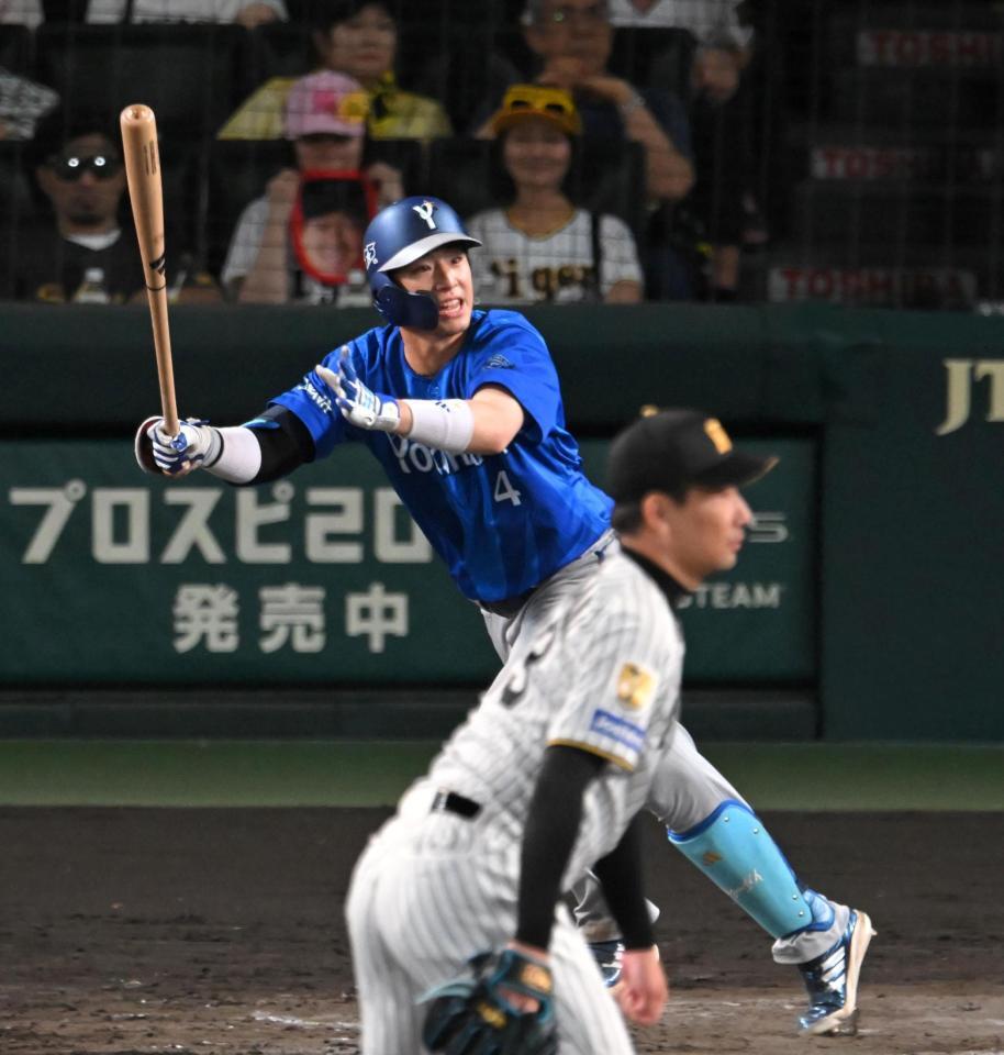 ８回、猛打賞となる左前打を放つ度会（撮影・飯室逸平）