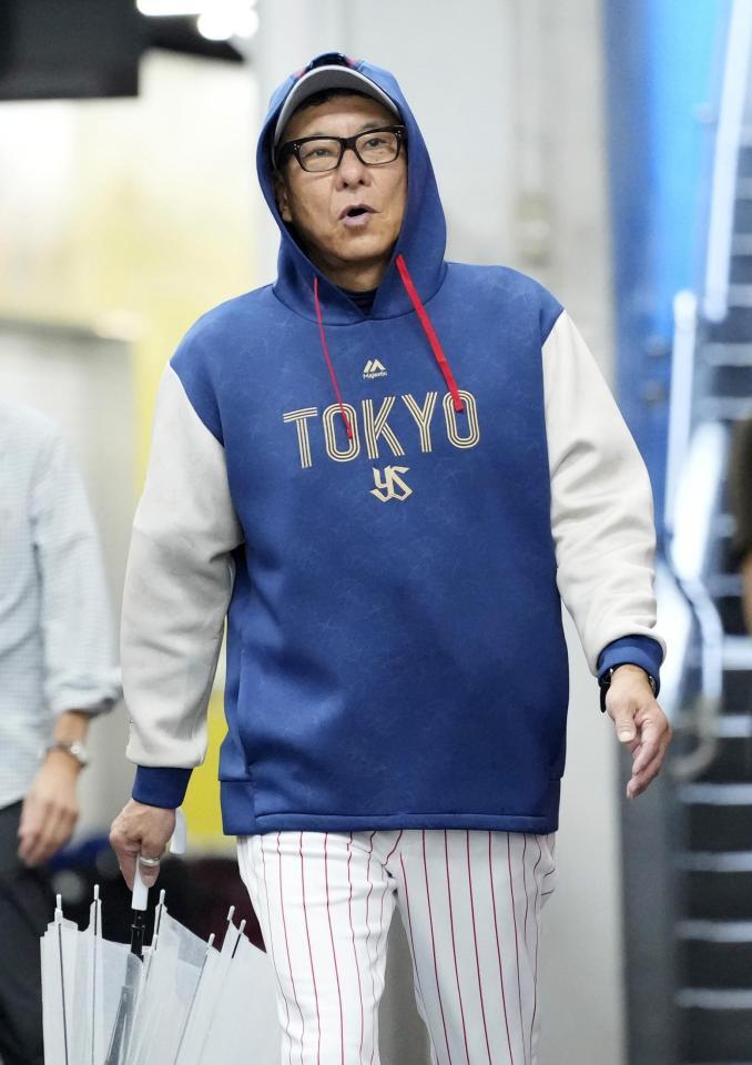 　中日戦が雨天中止となり、室内練習場に向かう池山監督