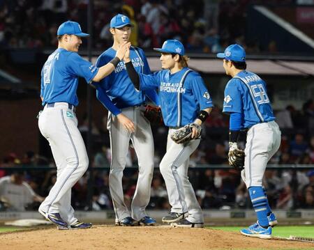 　楽天に勝利し、タッチを交わす清宮幸（左端）ら日本ハムナイン