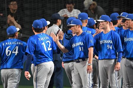 ナインをハイタッチで迎える相川監督（撮影・飯室逸平）