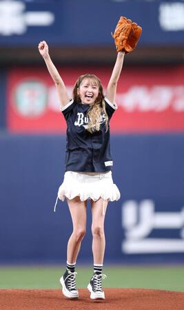 笑顔で万歳をするＤｒｅａｍ　Ａｍｉ＝京セラドーム大阪（撮影・中田匡峻）