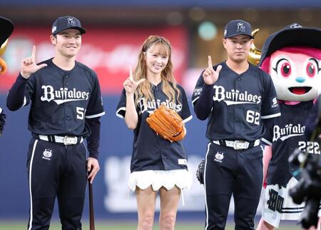 笑顔でポーズをとる（左から）山中、Ｄｒｅａｍ　Ａｍｉ、堀（撮影・中田匡峻）