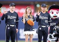 笑顔でポーズをとる（左から）山中、Ｄｒｅａｍ　Ａｍｉ、堀（撮影・中田匡峻）