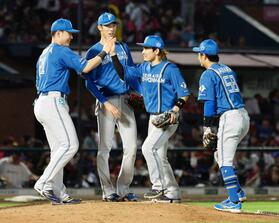 　楽天に勝利し、タッチを交わす清宮幸（左端）ら日本ハムナイン