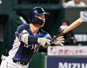 　２回、右越えに３ランを放つ小島