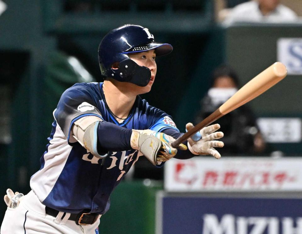 　２回、右越えに３ランを放つ小島