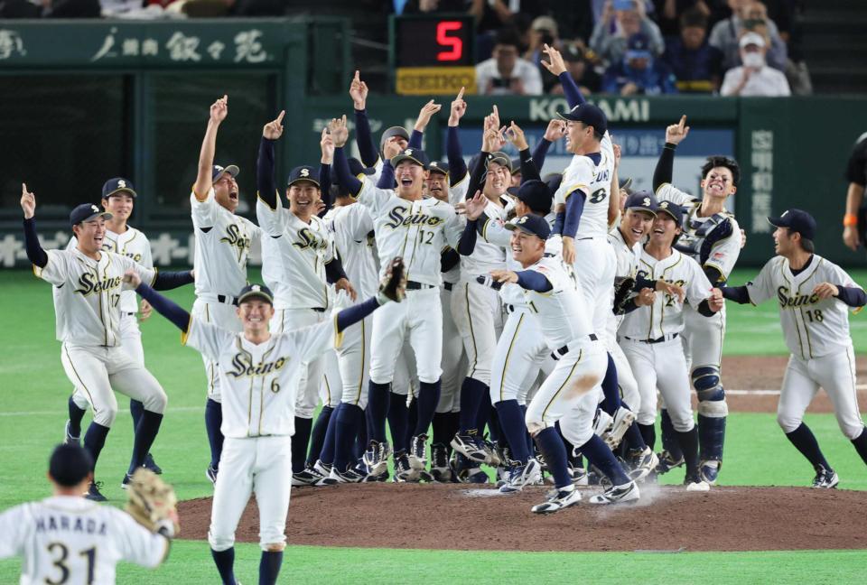 　ＮＴＴ西日本を破り、１２年ぶり２度目の優勝を果たし喜ぶ西濃運輸ナイン