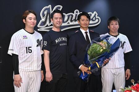 引退会見でチームメイトから花束を受け取り感激の唐川（右から２人目）。左から横山、阿部打撃投手、益田（撮影・開出牧）