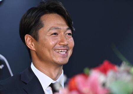 引退会見で笑顔を見せる唐川（撮影・開出牧）