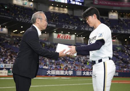 太田（右）に記念品を贈呈するデイリースポーツビジネス局・三原崇生局長（撮影・坂部計介）