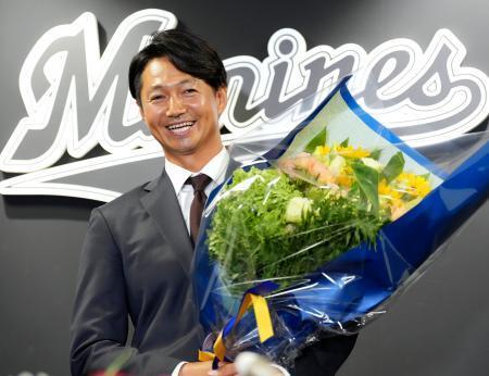 　記者会見を終え、花束を手に笑顔を見せるロッテ・唐川＝８日、ＺＯＺＯマリン