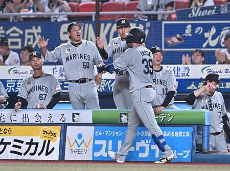 ３回、先制の左越えソロを放ちナインとタッチを交わす井上（右手前）＝撮影・開出牧