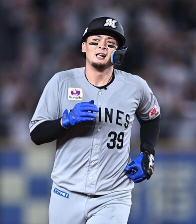 ３回、先制の左越えソロを放ちベースを回る井上（撮影・開出牧）