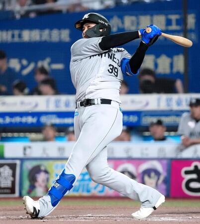 ３回、井上が左越えに先制ソロを放つ