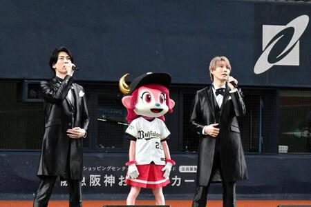 国歌斉唱する風輪の（左から）翔司、拓也