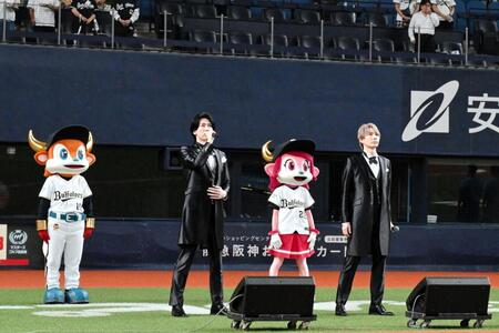 国歌斉唱する風輪の（左から）翔司、拓也