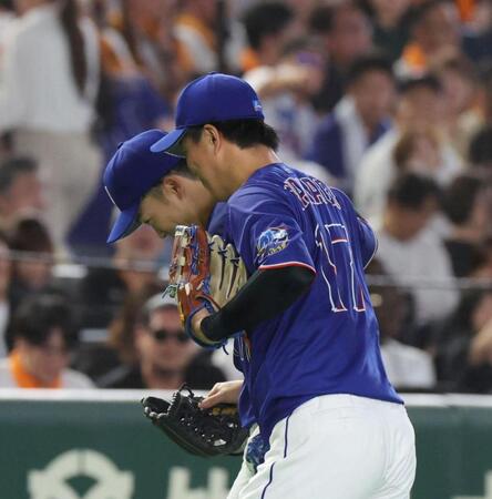 ２回、戸郷の中飛を好捕した岡林（左）を出迎える柳（撮影・佐々木彰尚）