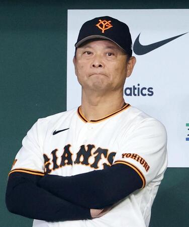 ８回、厳しい表情で試合を見つめる橋上監督代行
