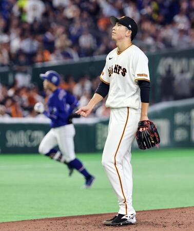 ４回、岡林（奥）に先制３ランを許した戸郷