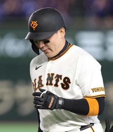 ７回、中飛に倒れた丸（撮影・佐々木彰尚）