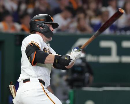 ７回、代打・キャベッジは右中間に二塁打を放つ（撮影・佐々木彰尚）