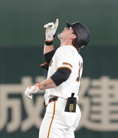 ７回、右中間に二塁打を放った代打・キャベッジ（撮影・佐々木彰尚）