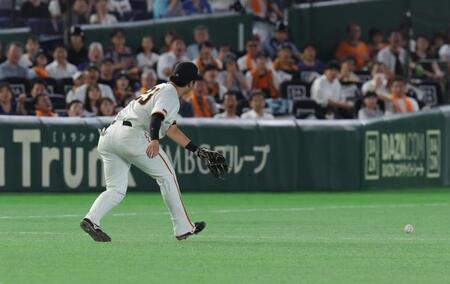 ４回、サノーの三塁への打球を失策した石塚（撮影・佐々木彰尚）