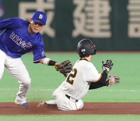 １回、打者・泉口の時に一塁走者・浦田は二盗に失敗（撮影・佐々木彰尚）