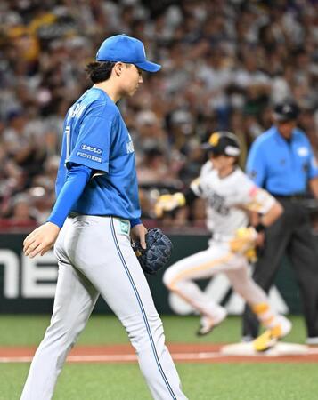 １回、周東に右越えへ先制２点本塁打を浴び、肩を落とす山崎