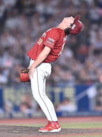 ５回、藤原に勝ち越しの中前適時打を打たれ悔しがる前田健（撮影・開出牧）