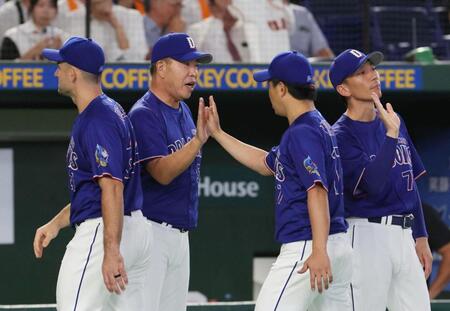 柳とタッチをする井上監督（撮影・佐々木彰尚）