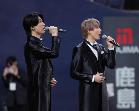 試合前、国歌独唱をする風論（撮影・坂部計介）