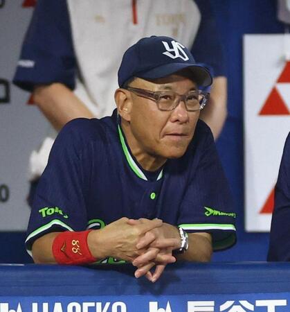 戦況を見守る池山監督（撮影・石井剣太郎）