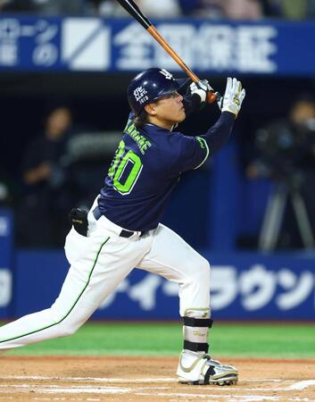 延長１０回、勝ち越し適時二塁打を放つ赤羽（撮影・石井剣太郎）