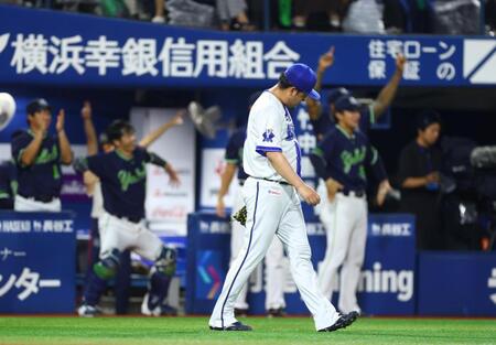 延長１０回、勝ち越しを許した伊勢（撮影・石井剣太郎）
