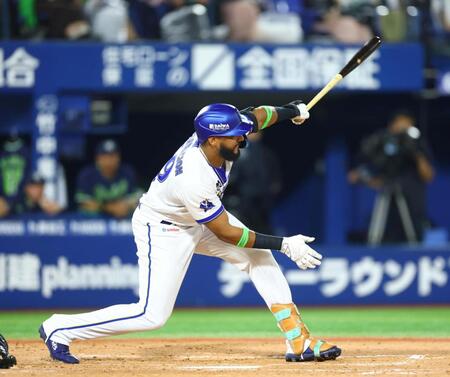 ４回、安打を放つエンカーナシオン（撮影・石井剣太郎）