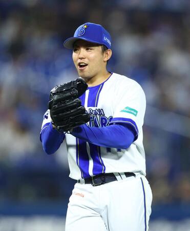 １回、ピンチをしのぎグローブをたたく東（撮影・石井剣太郎）