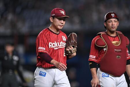 ９回、山口にサヨナラの中越え適時二塁打を打たれ引き揚げる西口（左）。捕手・堀内（撮影・開出牧）