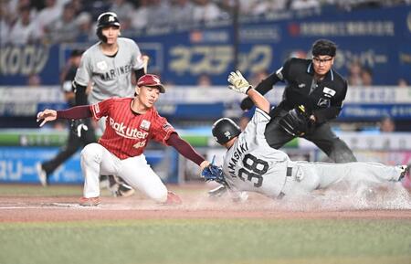 ７回、暴投で二塁からホームに滑り込む山崎（右）の生還を阻止する九谷（撮影・開出牧）