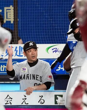 ３回、先制ソロを放った井上（右）を迎えるサブロー監督