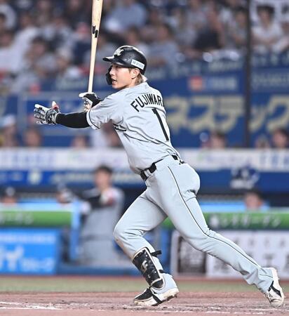 ５回、勝ち越しの中前適時打を放つ藤原（撮影・開出牧）