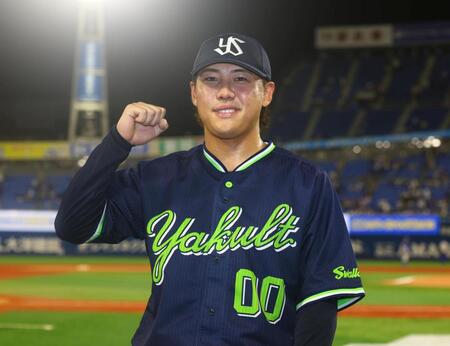 ポーズをとる赤羽（撮影・石井剣太郎）