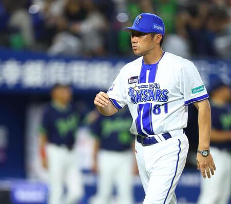 試合に敗れ、引き揚げる相川監督（撮影・石井剣太郎）