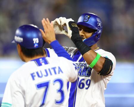 ６回、安打を放ったエンカーナシオンはベンチに向かってポーズをとる（撮影・石井剣太郎）