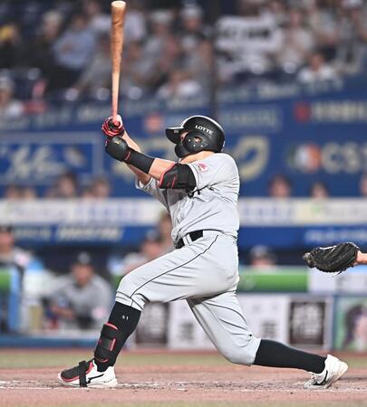 ９回、サヨナラの中越え適時二塁打を放つ山口（撮影・開出牧）