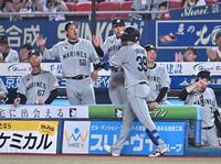 ３回、先制の左越えソロを放ちナインとタッチを交わす井上（右手前）＝撮影・開出牧